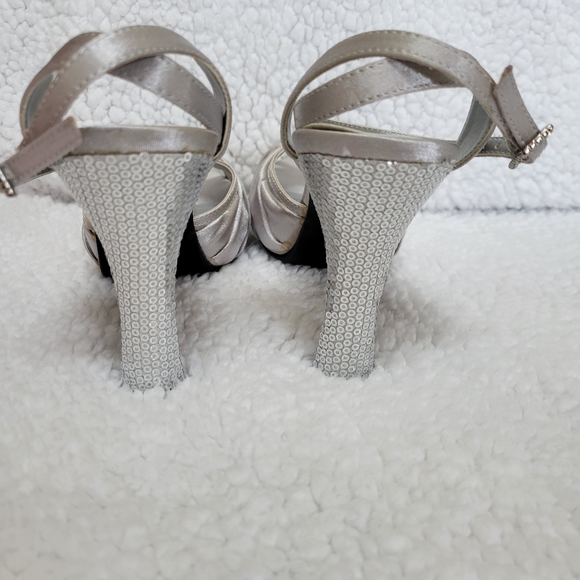 Silver high heels sequin shoes sz 7 1/2 slightly platform - Picture 3 of 8